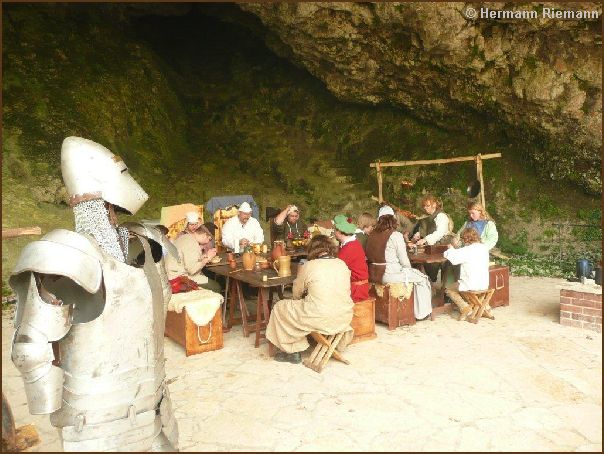 Lagerleben Goldofen beim Speisen