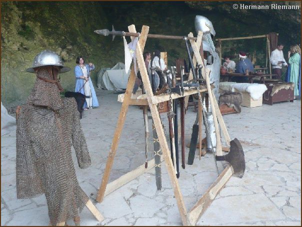 Lagerleben mit Kampfuntensilien