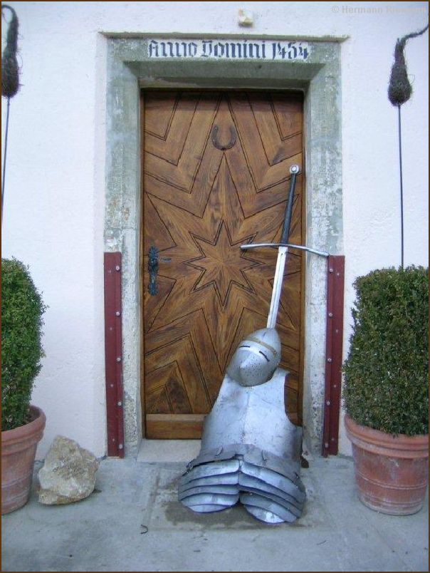 Ritterr�stung vorm Kl�sterleingang