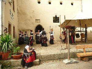 Baut�nzerinnen und Gaudium vor der Felsenkirche