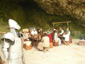Lagerleben Goldofen beim Speisen