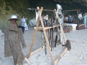 Lagerleben mit Kampfuntensilien