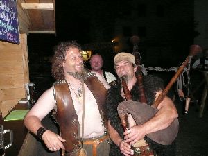 Lederer Ernst, Barde Paul und Ulli mit Dudelsack