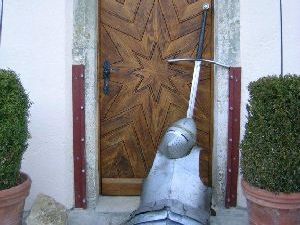 Ritterr�stung vorm Kl�sterleingang